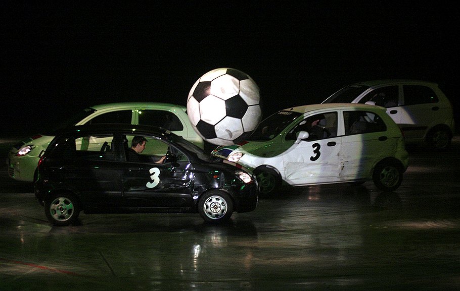 Зрители московского шоу обязательно увидят футбол в исполнении автомобилей, чем бы это ни обернулось для машин 