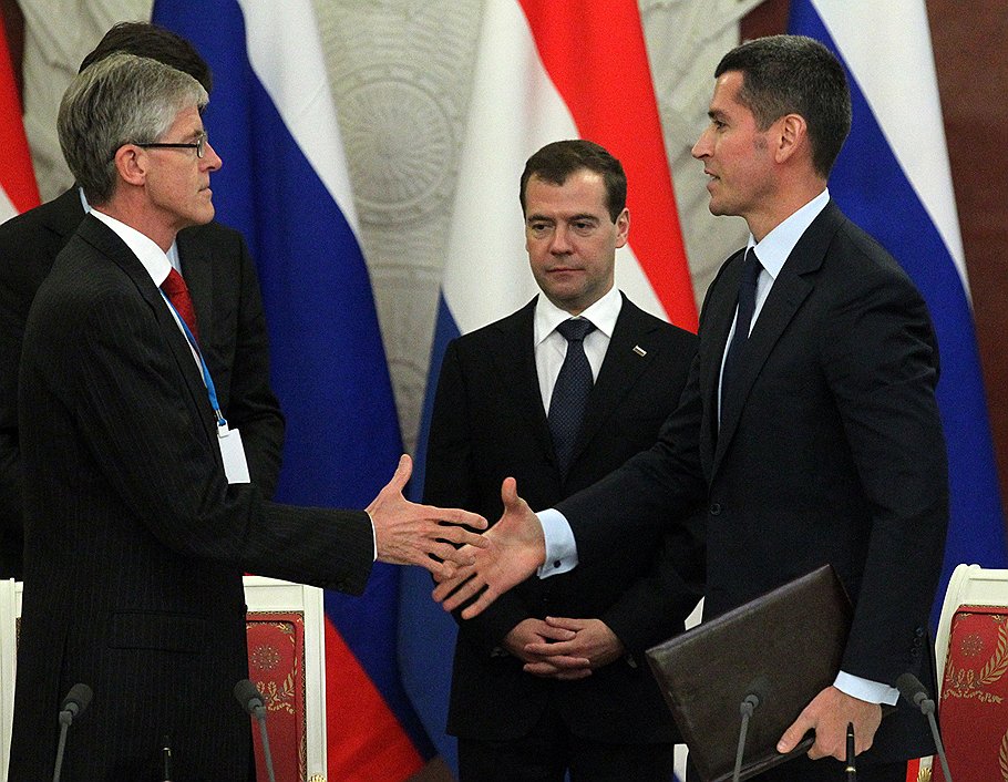 Дмитрий Медведев благословил соглашение о сотрудничестве между руководителем порта Роттердама Хансом Смитсом (слева) и главой &quot;Суммы Капитал&quot; Зиявудином Магомедовым (справа) 

