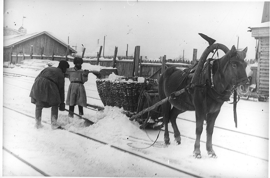В условиях разрухи каждый снегопад грозил закупоркой важнейших транспортных артерий республики Советов 
