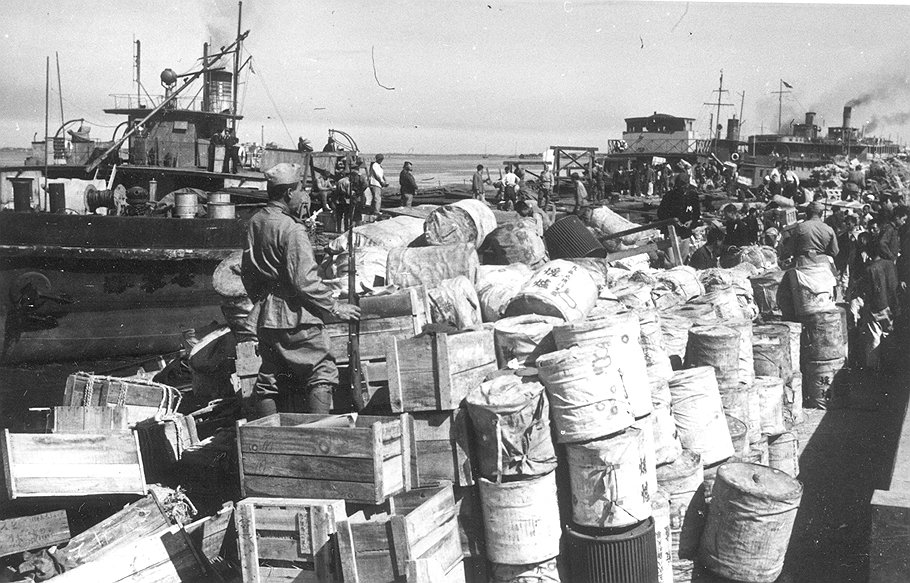 Отсутствие какого-либо контроля и учета в советских портах открывало широкие возможности для присвоения трофейных и импортных грузов
