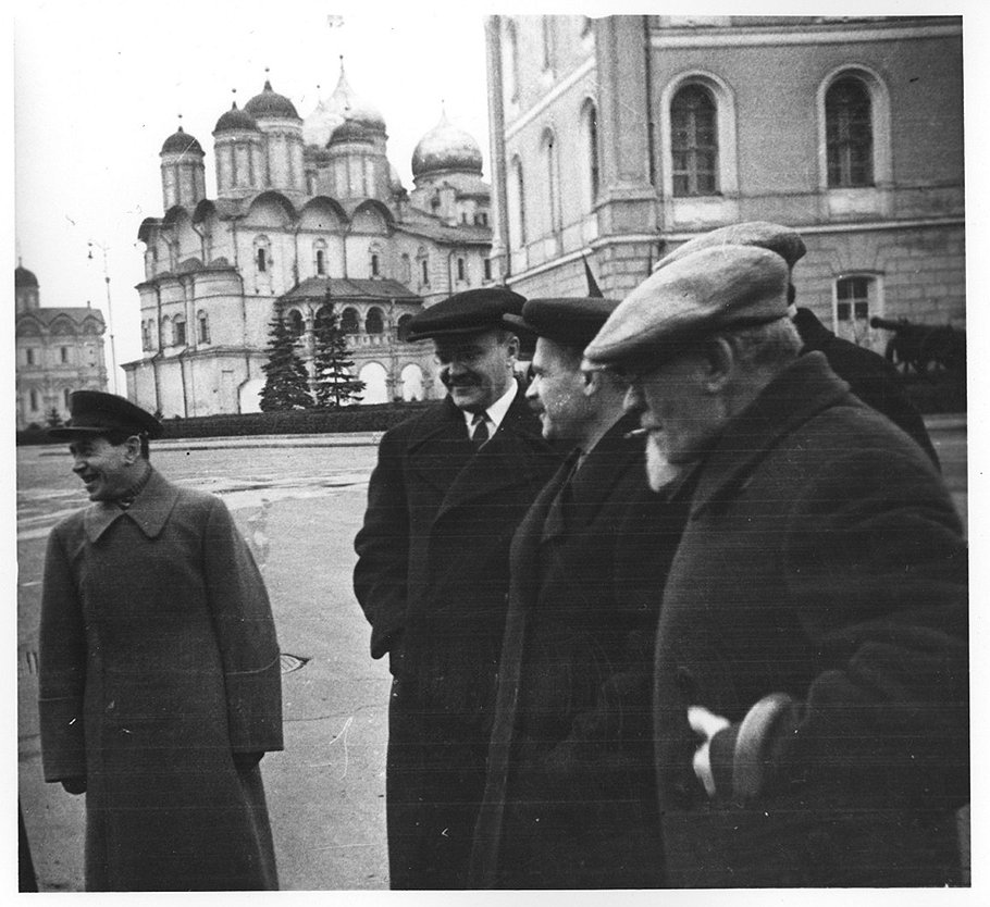 В деле о побегах своих подчиненных нарком Николай Ежов (на фото — слева) из крайнего постепенно превратился в центральную фигуру 
