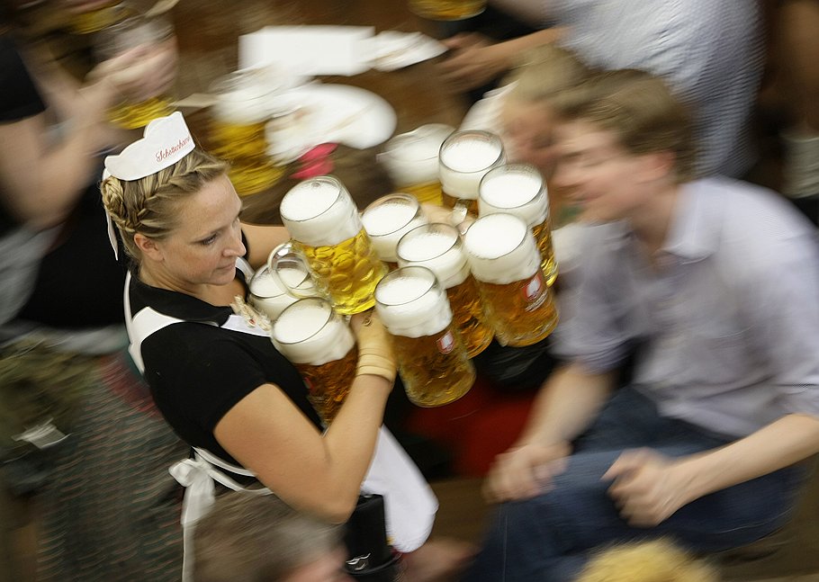 Бары ломятся только в тучные времена, а продажи баночного пива могут расти и в кризис
