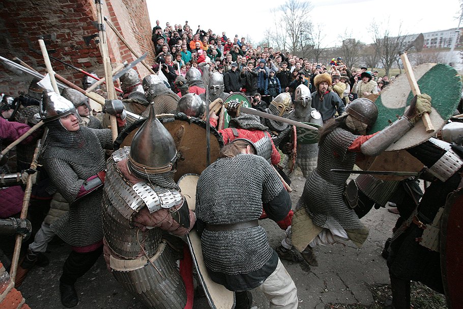 Главной потехой для любителей исторического фехтования являются бугурты -- массовые сражения 