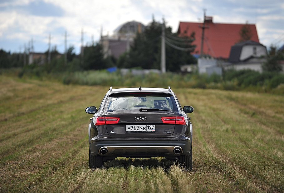 Вседорожник Audi способен ездить по полям и лесам, но по-настоящему раскрывается только на хорошей асфальтовой дороге 