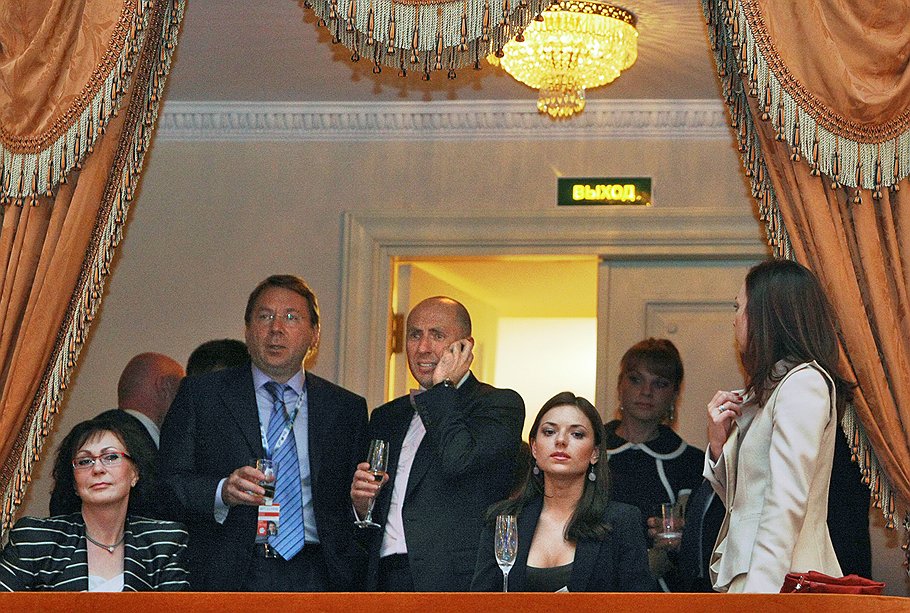 В последние годы визиты в Михайловский театр стали дежурными для политической элиты страны &lt;i>(на фото второй слева -- управделами президента Владимир Кожин)&lt;/i>
