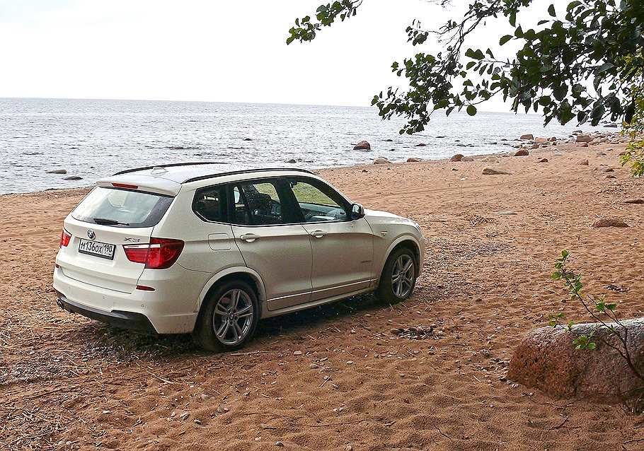 Заехать на песчаный пляж BMW X3 смог с первого раза, выехать -- только с десятого 
