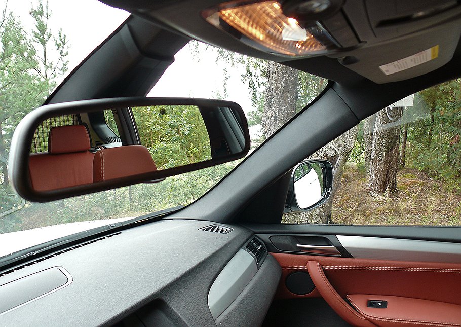Все зеркала BMW X3 автоматически затемняются, если сзади кто-то забывает переключить дальний свет