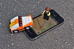 Уже можно скачать "парковочные" приложения для iOS и Android, а возможность одним кликом оплатить пилотную парковку на Петровке и в Каретном Ряду появится к 1 ноября 