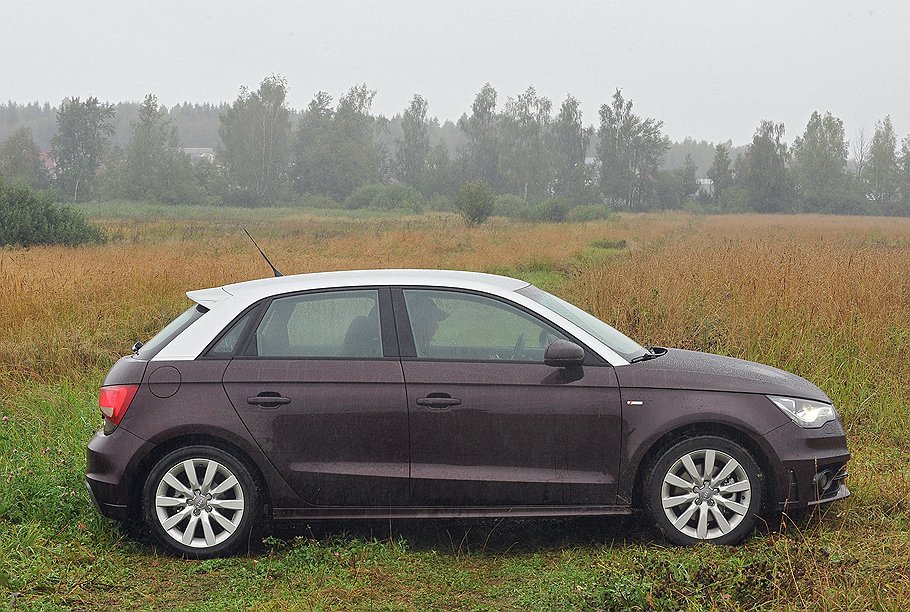Как и у &quot;больших&quot; Audi, интерьер A1 Sportback сух и лаконичен 
