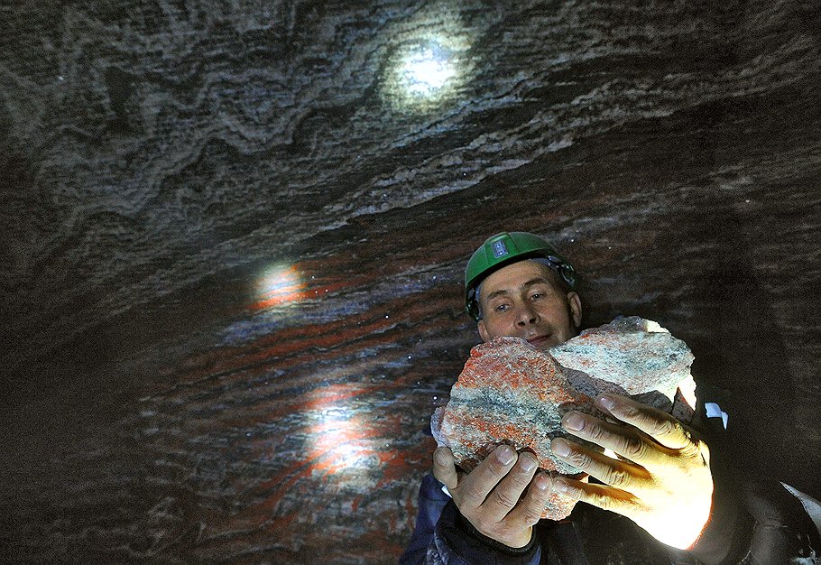 В отличие от мрачных сводов угольных шахт стены солевых рудников порой поражают богатством красок 
