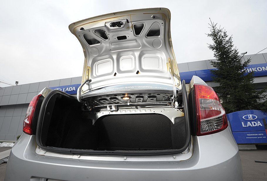 Проем багажника (объем 480 л) довольно широкий, замок крышки имеет дистанционный привод