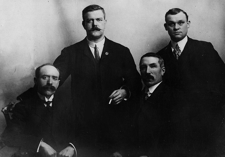 Лидер команды британских палачей Джон Эллис (слева) по совместительству был парикмахером и умер от бритвы 
