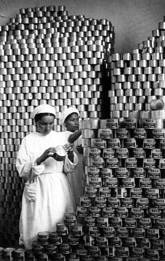 Из-за нерадивости отдельных работников складов сотни тысяч банок консервов становились непригодными для хранения