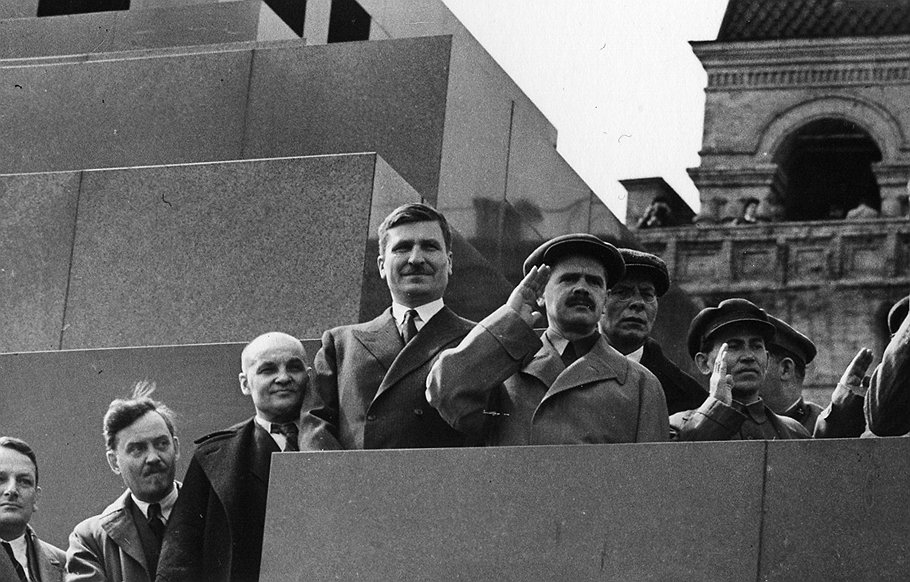 Особое положение Комитета резервов позволяло его председателю Чубарю (в центре) занимать видное место в советском руководстве 
