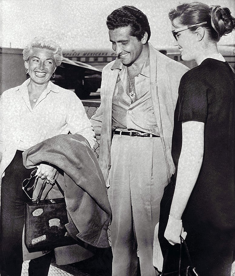 Лана Тернер (слева) играла любящую женщину, пока ее возлюбленный мафиозо Джонни Стомпанато (в центре) не сыграл в ящик 
