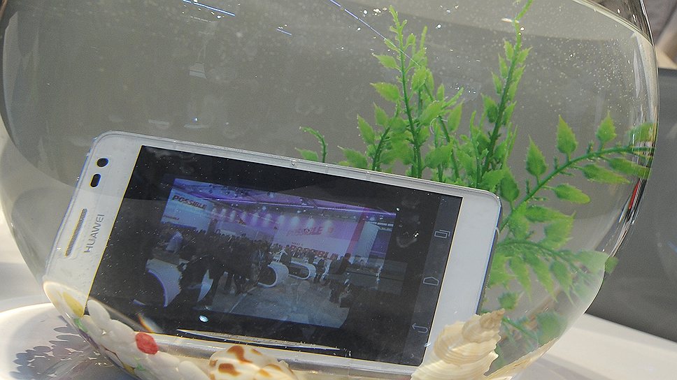 В доказательство водостойкости Huawei Ascend D2 аппарат на стенде почти не вынимали из аквариума