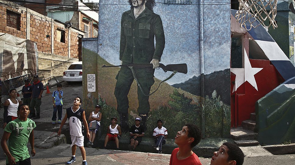 Стены самых опасных районов Каракаса украшают революционные граффити 