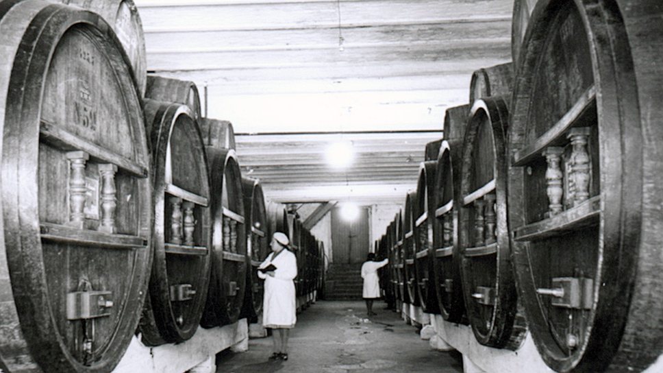 На долгом пути от изготовителя к потребителю советские вина теряли в качестве, но прибавляли в цене 
