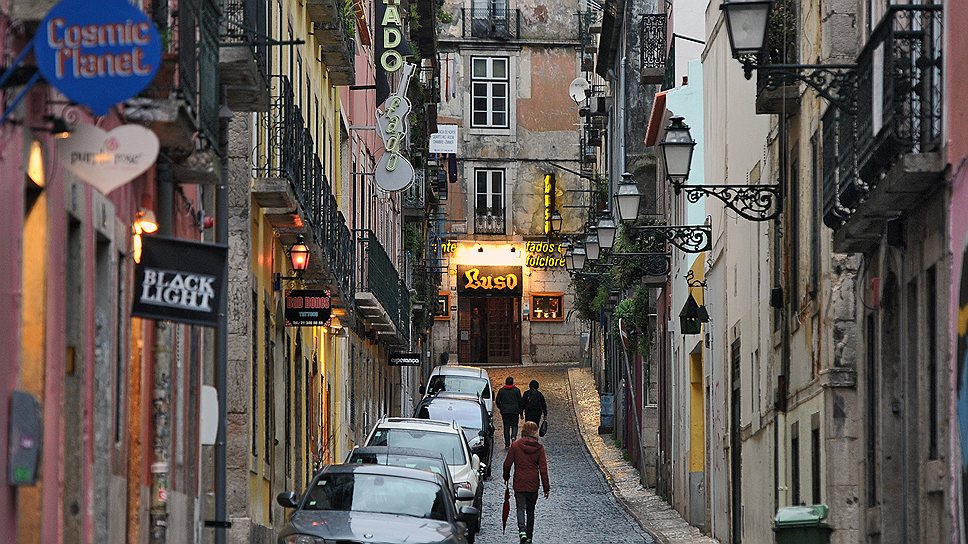 В старину район Байрру-Альту был окраиной Лиссабона, а теперь это центр ночной жизни — в сезон не протолкнуться 