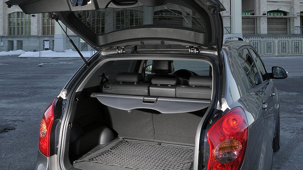 Багажник хорошо оснащен: подсветка, съемная полужесткая шторка, сетка-органайзер 
