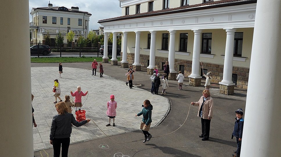 Стоимость года обучения в Ломоносовской школе-гимназии в поселке Монолит на Новорижском шоссе — 963 тыс. руб.