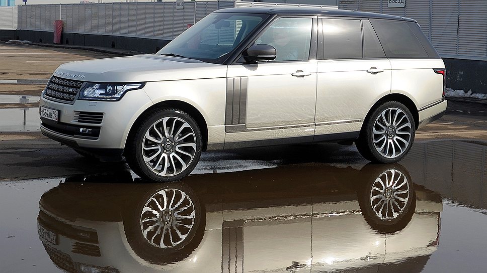 Range Rover позволяет с комфортом покорять российские снега, грязь и даже водные преграды 
