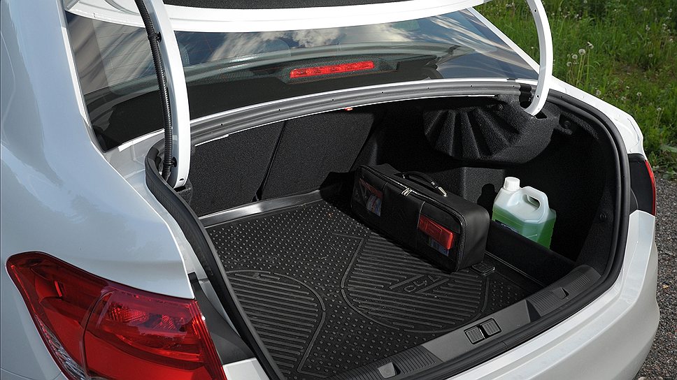 Петли багажника закрыты кожухами, крышка обшита изнутри, но отпереть багажник можно только с водительского места или с брелока 