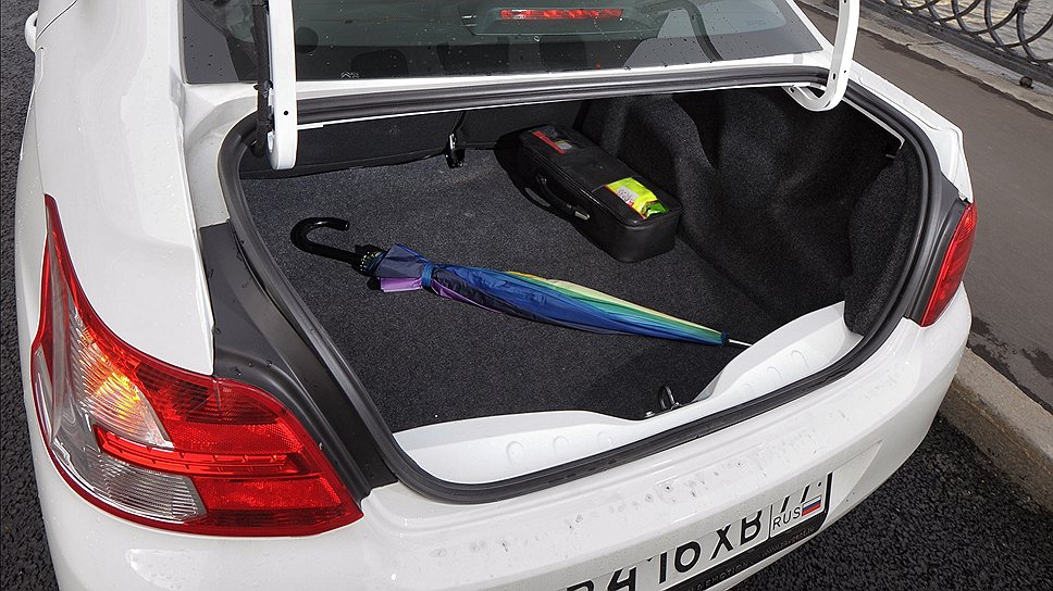 Вполне мужской багажник — поместится и зонтик, и несколько мешков цемента 