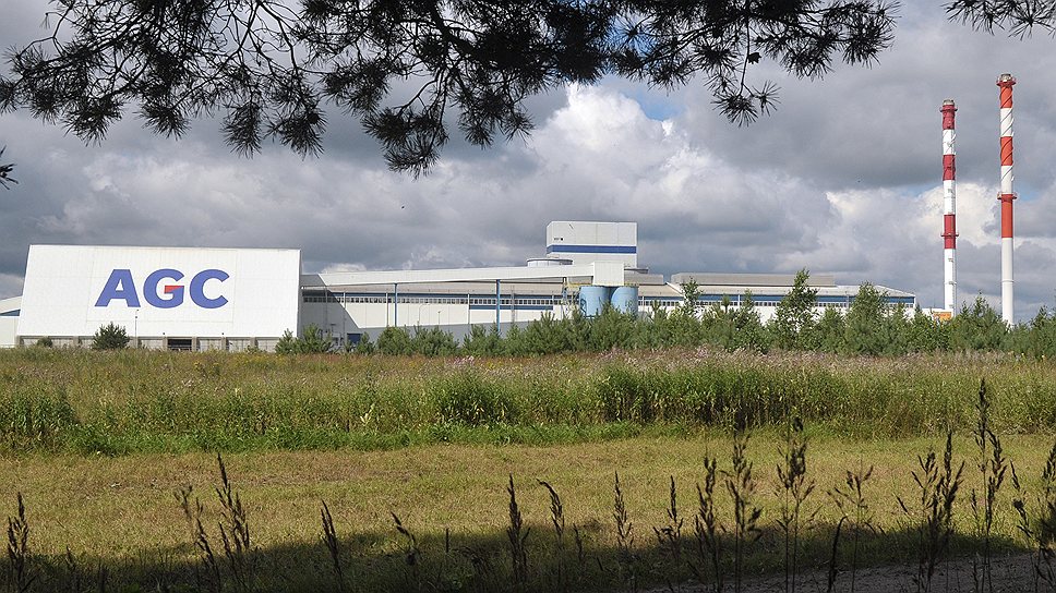 Стекольный завод, построенный рядом с селом Спас-Заулок,-- крупнейший в Европе, но гордости за него местные жители не испытывают