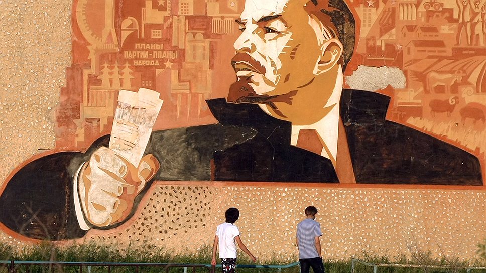 В советское время госзаказы выполняли профессиональные фасадные художники, сейчас — граффитчики-любители 