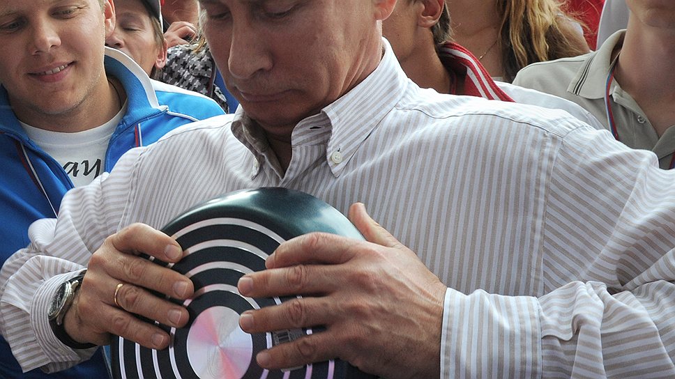 Политическая карьера Владимира Путина пошла вверх после августа 1998-го, устояла в 2008-м, в 2013-м ему предстоит преодолевать новые проблемы в экономике