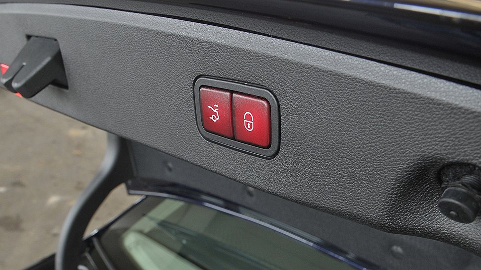 Нажатием на кнопки можно просто закрыть багажник, а можно запереть весь автомобиль 

