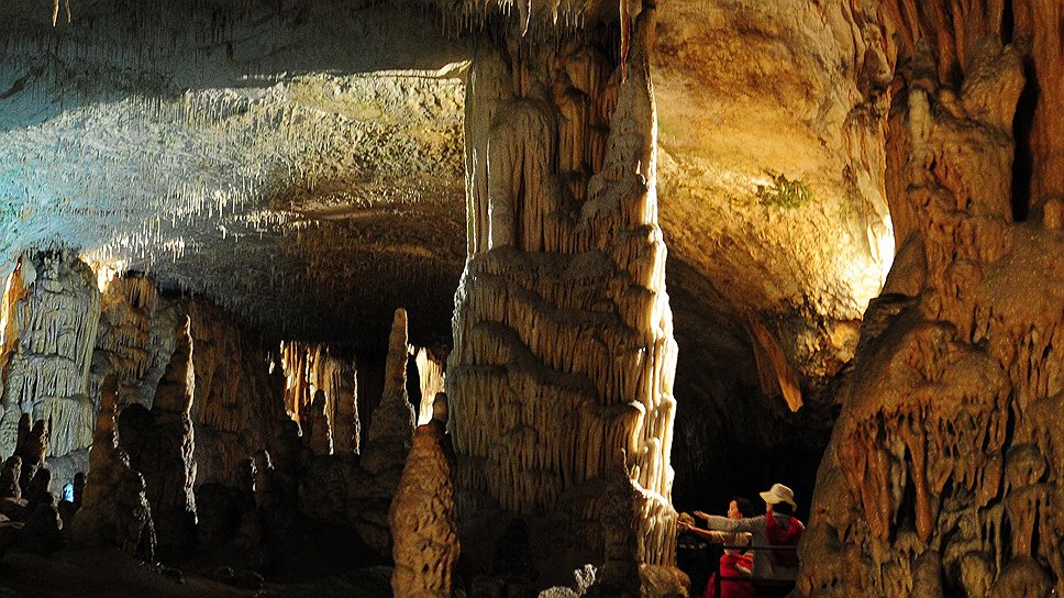 Постойнска-Яма — одна из крупнейших и красивейших карстовых пещер в мире 
