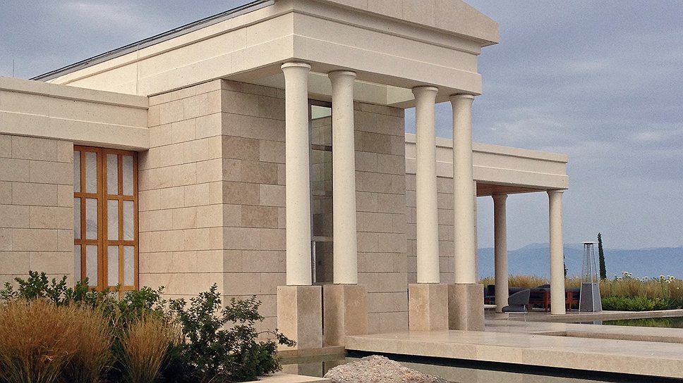 Покупатели строящихся вилл в проекте Aman Villas в Греции могут представить их будущий облик, посмотрев на уже построенный отель (К ДОМУ С КОЛОННАМИ)