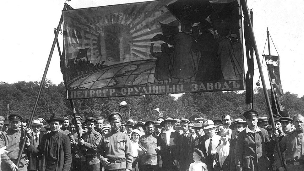 До революции большевики полностью поддерживали профсоюзы и их акции, а придя к власти, перешли к абсолютному неприятию их протестной деятельности 
