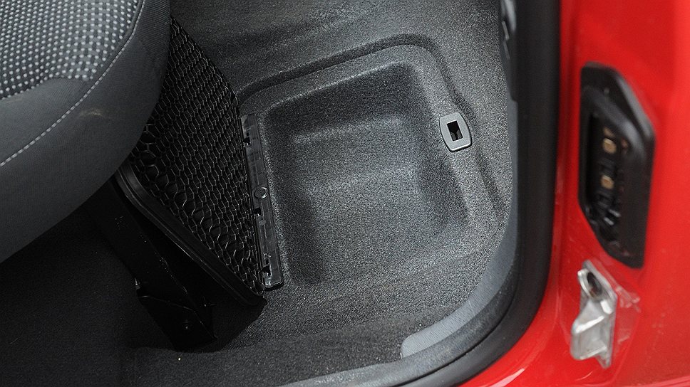 В автомобиле множество пространства для хранения различных вещей, даже под ногами задних пассажиров есть специальные ниши 
