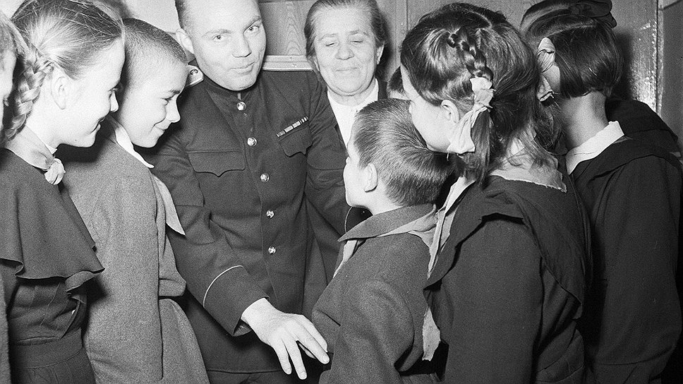 В 1954 году милиционеров обязали просвещать школьников и запретили их вербовать 
