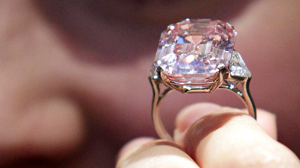 Выиграв аукционные торги за кольцо с розовым бриллиантом весом 24,78 карата, ювелир Лоуренс Графф дал покупке имя &quot;Графф розовый&quot; 
