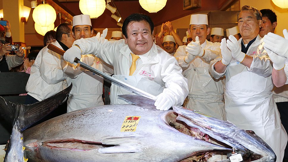 Тунец весом 222 кг. Продан с аукциона на рыбном рынке в Токио хозяину сети ресторанов Sushi Zanmai за $1,76 млн. &quot;Дороговато, но я хотел воодушевить Японию&quot;,— сказал счастливый покупатель 
