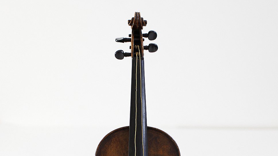 Скрипка Уоллеса Хартли, руководителя оркестра на корабле &quot;Титаник&quot;. Найдена в апреле 1912 года в водах Атлантики, а в 2006 году — на чердаке в Англии. $1 454 400 
