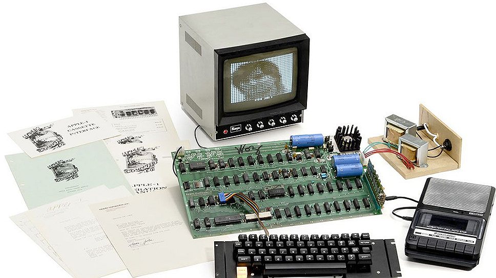 Компьютер Apple I в рабочем состоянии. В комплекте — оригинальный монитор, лентопротяжное устройство и клавиатура. $667 883 (в 1000 раз больше, чем в 1976 году в магазине) 
