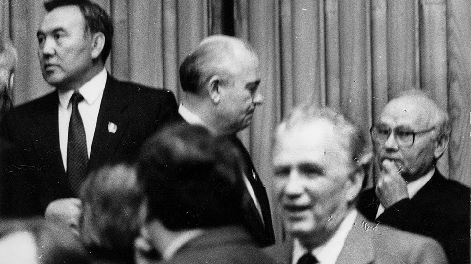 Сообщая Горбачеву о поддержке его политики западной прессой, Владимир Крючков (на фото — крайний справа) не упоминал, во сколько это обходится КГБ
