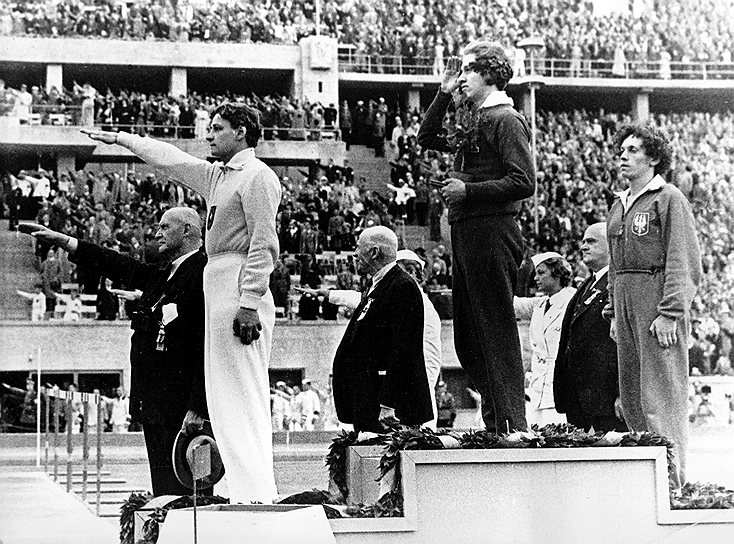 Гости берлинской Олимпиады научились правильно приветствовать германского фюрера после многочисленных широких жестов со стороны устроителей игр 
