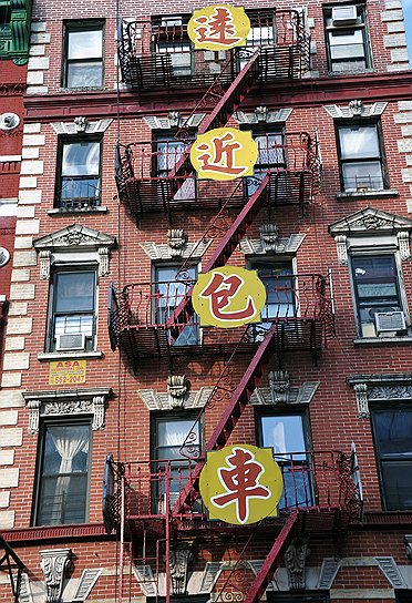 В нью-йоркском Чайна-тауне, занимающем несколько кварталов Нижнего Манхэттена, вывески на английском встречаются гораздо реже, чем на китайском 
