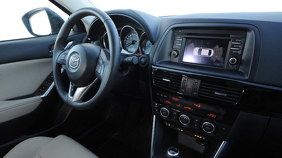 В CX-5 доступны практически все современные электронные помощники: от парковочных радаров до систем предупреждения столкновений и контроля полосы движения 
