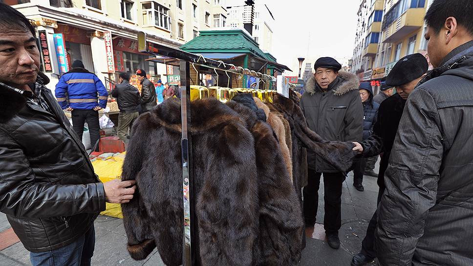 С купленной российским туристом шубы китайский продавец отстегивает комиссию руководителю группы, который этого туриста привел 
