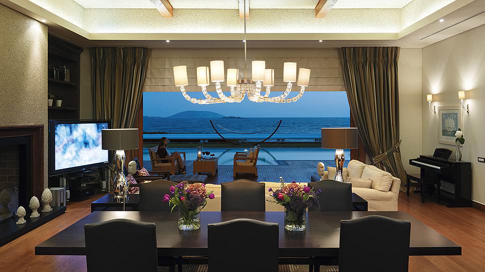 Отдохнуть на родине Олимпийских игр, в Греции, в номере Grand Resort Lagonissi на Royal Villa можно за $25 тыс. в сутки. Столько же стоит Penthouse Suite в сочинском Solis Hotel