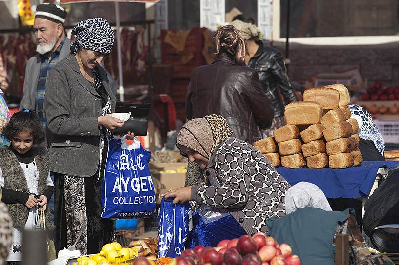 В Таджикистане система налогообложения предписывает уличным торговцам ежемесячно выплачивать 3% с оборота