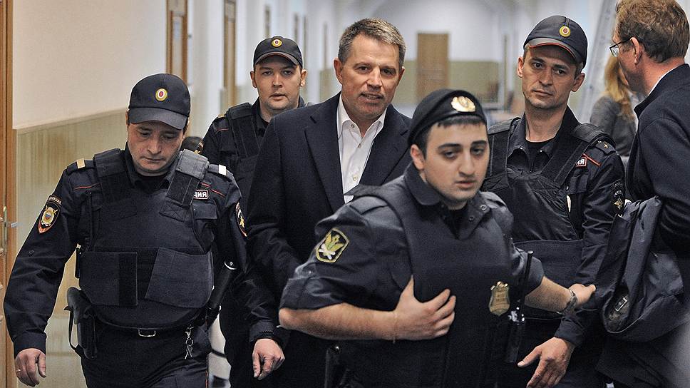 Басманный суд отказался выпустить владельца ЧТПЗ под залог 90 млн руб.— после двух дней в тюрьме Андрей Комаров отправился под домашний арест в свою московскую квартиру 
