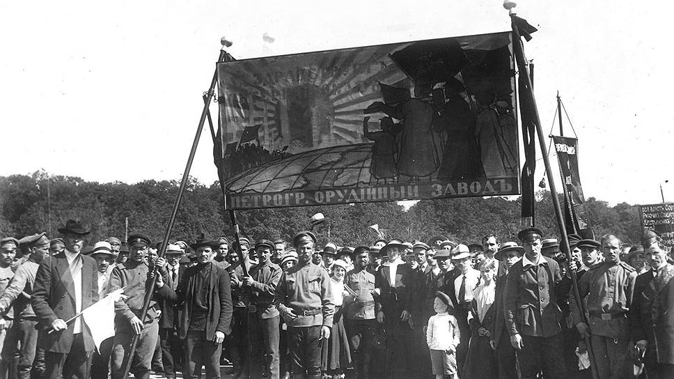 До тех пор пока власть не стала пролетарской, пролетариат 1 мая мог выдвигать экономические и политические требования 
